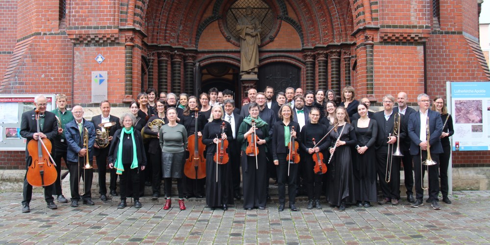 Foto des Orchesters vor der Lutherkirche Apolda
